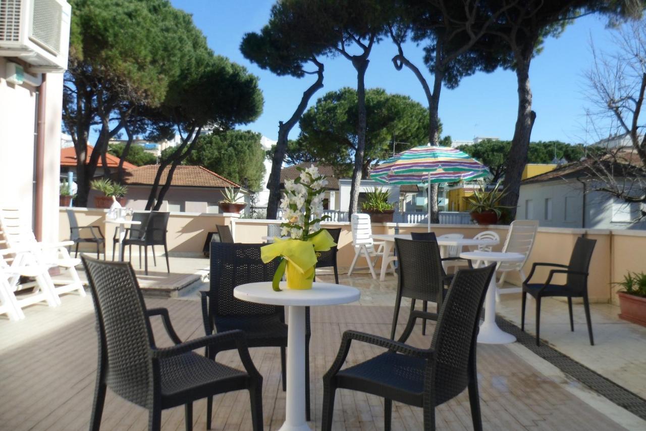 Hotel Clara Riccione Exterior foto